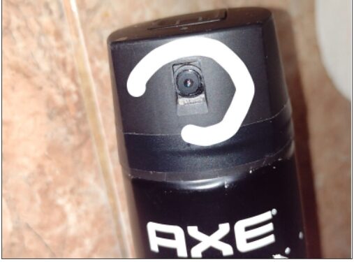 Goya: le vendió un aromatizador de baño y descubrió una cámara en su interior