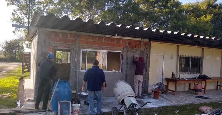 Esquina: Alumnos y docentes de una escuela rural construyen un nuevo salón