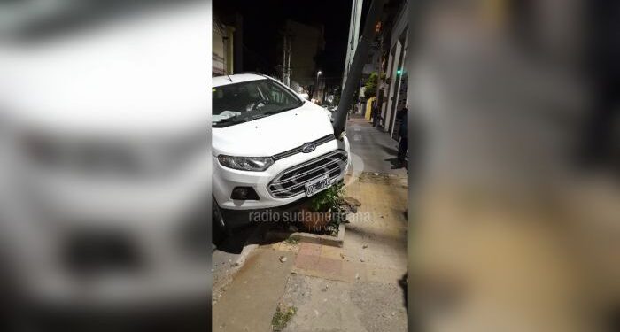 Corrientes: Conductor borracho chocó y destrozó un poste de alumbrado