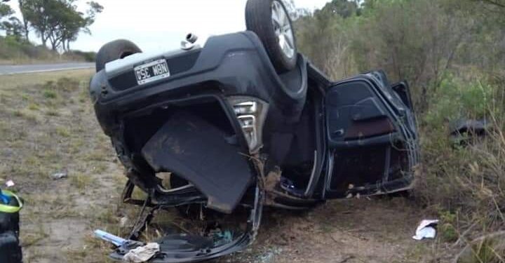 Vehículo con tres ocupantes, despistó y volcó en Ruta 119
