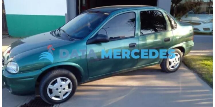 Mercedes: dejó estacionado el auto con la llave puesta y se lo robaron