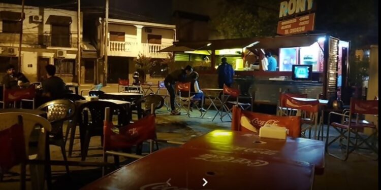 Ola de frío en Corrientes : hamburguesería desafió a comer gratis en musculosa, bermudas y ojotas