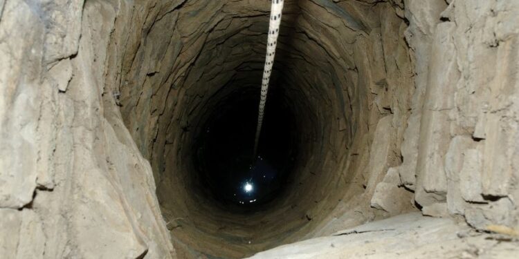 Madre salvó la vida a su hijo cuando cayó a un pozo de 10 metros