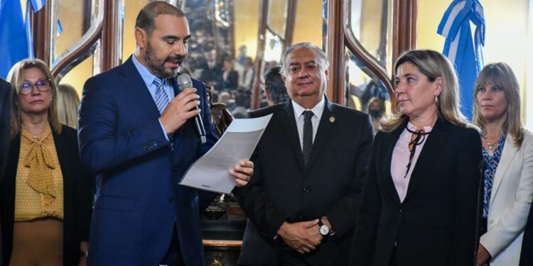 Valdés puso en funciones a la nueva ministra de Turismo