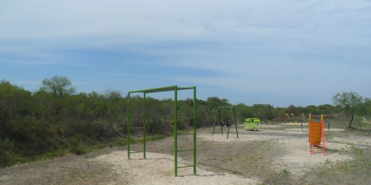 Pueblo Libertador: instalaron juegos en una plazoleta