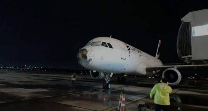 Vuelo de terror: avión perdió un motor en medio de una tormenta