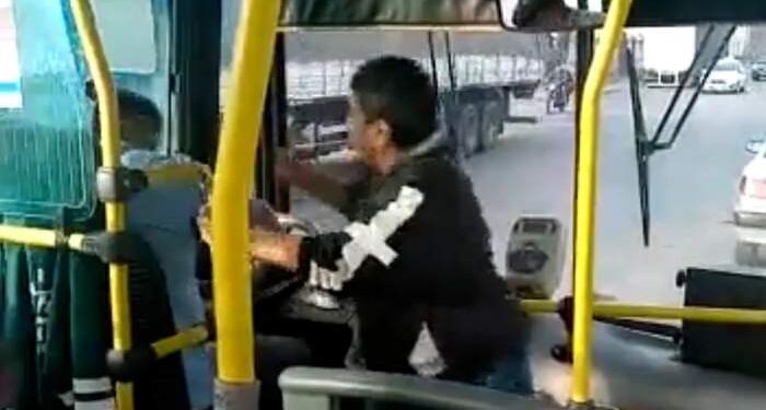 Mujer enfurecida se subió a un colectivo y le dio una paliza al chofer