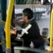 Mujer enfurecida se subió a un colectivo y le dio una paliza al chofer