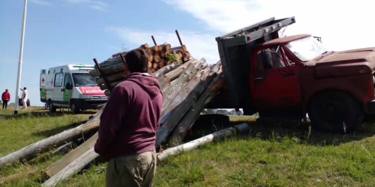 Goya: Volcó un camión cargado de troncos y dos personas quedaron atrapadas