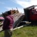Goya: Volcó un camión cargado de troncos y dos personas quedaron atrapadas