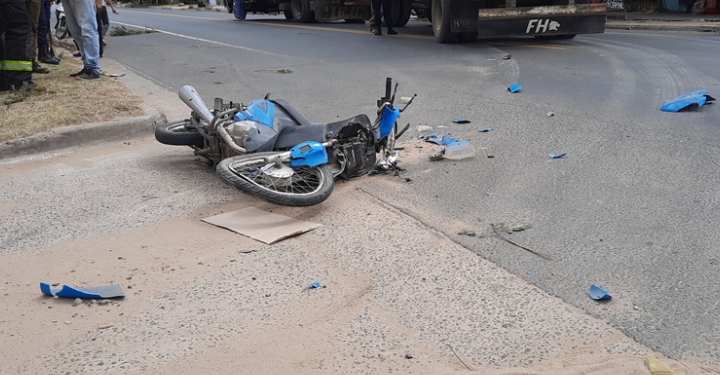 Esquina: motociclista resultó con heridas graves tras chocar con un camión