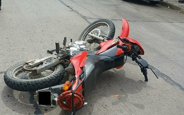 Choque de dos motos en Corrientes: murió un policia y un civil