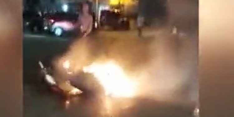 Corrientes: Llevaban un bidón de nafta en moto, chocaron y terminaron internados con graves quemaduras