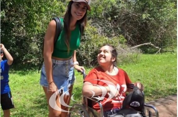 Antonela Roccuzzo junto a estudiantes correntinos en Cataratas del Iguazú