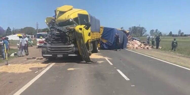 Choque entre camiones de transporte de correo dejó dos víctimas fatales