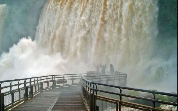 Buscan a un hombre que cayó desde una pasarela de las Cataratas