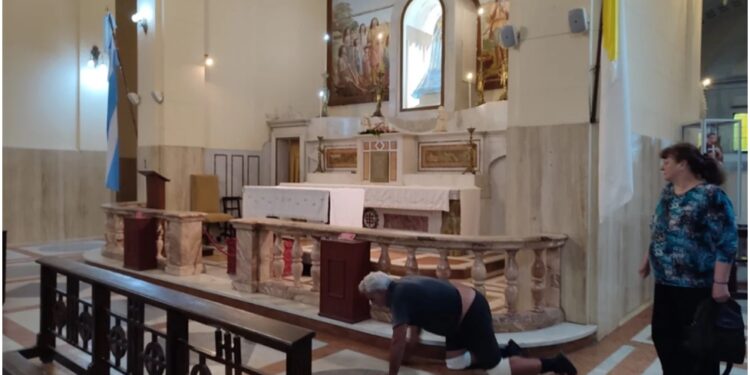 Corrientes: un cordobés llegó de rodillas a la imagen de Itatí para agradecer