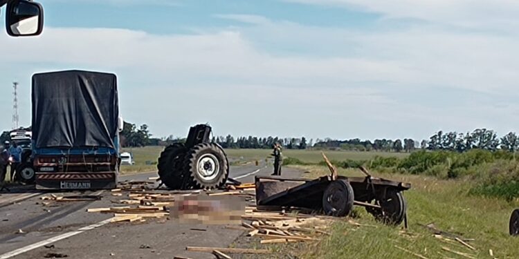Un hombre murió tras el choque entre un camión y un tractor