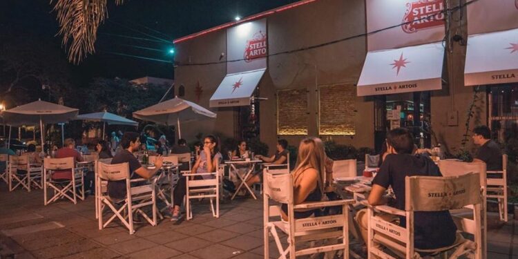 Corrientes: detuvieron a un hombre que robó sillas de un bar