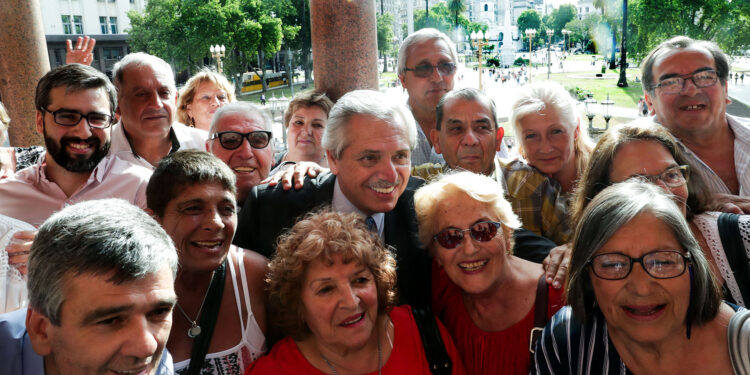 Aumento a jubilados: darán un incremento del 15.6% y un bono de $10 mil