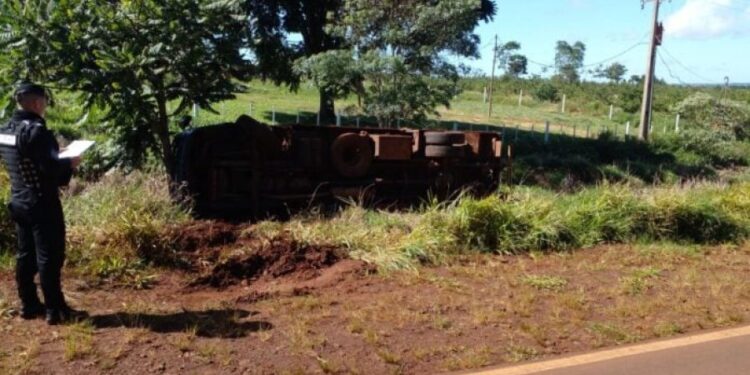 Un camión con carga de madera fue robado en Corrientes y terminó volcado en Misiones