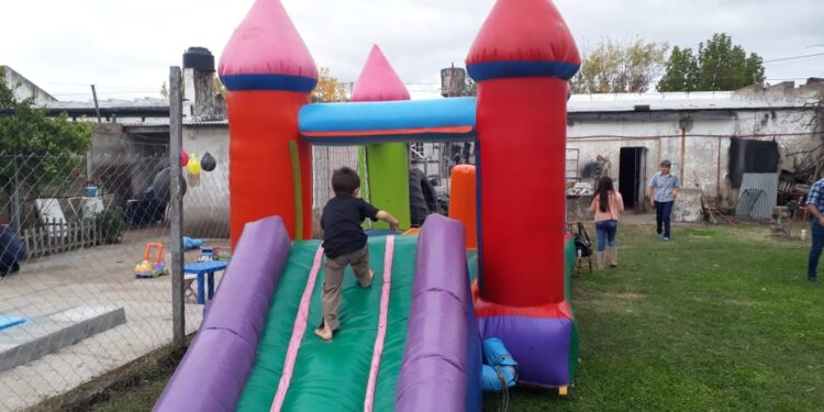 Explotó un pelotero inflable, un nene de 3 años salió disparado y ahora lucha por su vida