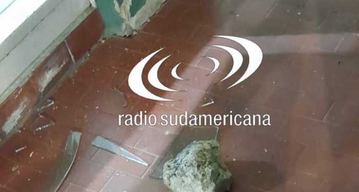 Goya: vándalos destrozaron a pedradas la entrada de la Dpec