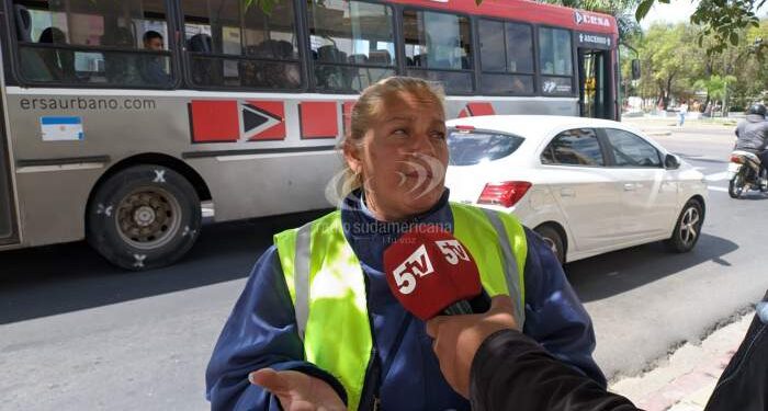 Corrientes: agente de tránsito fue agredida por un motociclista que estacionó en la vereda