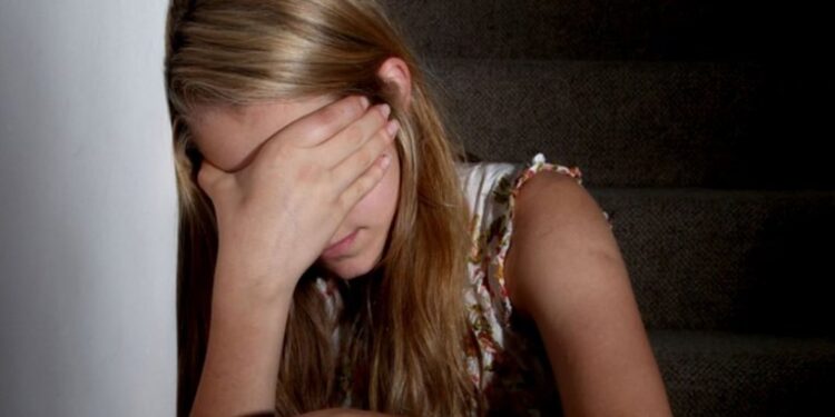 Mujer detenida tras producir y vender contenido de su hija de ocho años