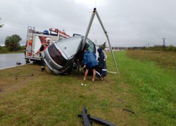 Auto despistó y se incrustó contra un poste sobre ruta 12