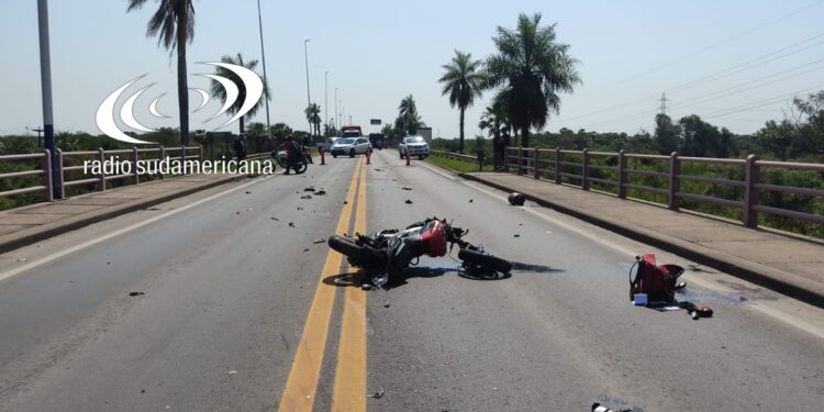 Accidente en el Puente: un policía chocó contra un camión y murió