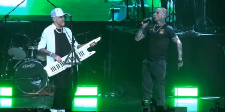 Emanuel Noir de Ke Personajes apareció de sorpresa en un show de Néstor En Bloque