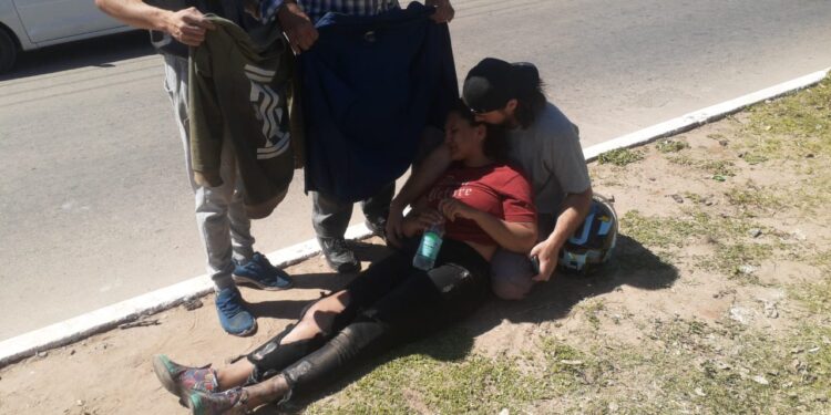 Cayó de su moto y chocó contra un árbol tras sufrir un intento de robo