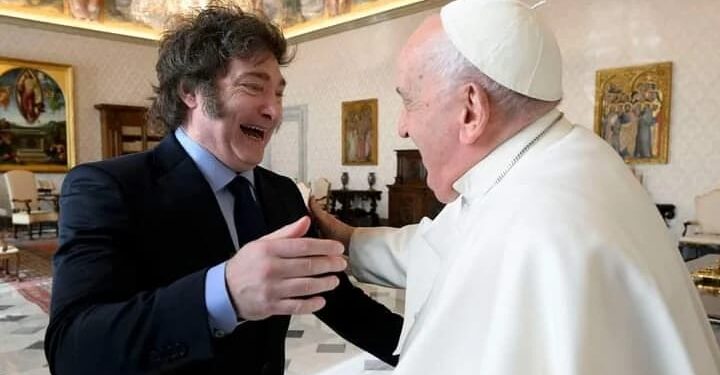 Javier Milei y el papa Francisco estuvieron reunidos más de una hora en el Vaticano: hablaron de la crisis económica
