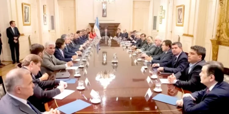 Milei convoca a los gobernadores para este viernes y restituirá Ganancias