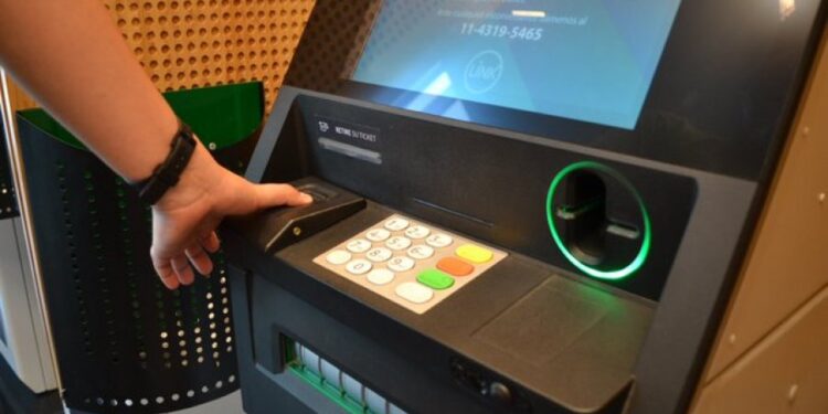 Estatales provinciales cobran sus haberes de agosto con aumento