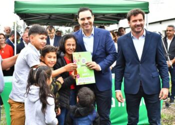El gobernador Valdés entregó viviendas en Cecilio Echeverría