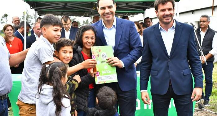 El gobernador Valdés entregó viviendas en Cecilio Echeverría