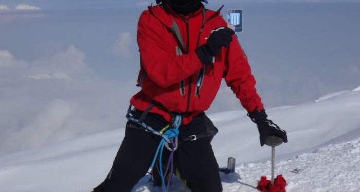 Llevó el escudo de Racing a la cima de la montaña más alta de América del Norte