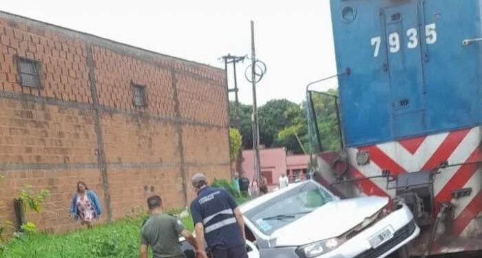 Un tren de carga chocó contra un automóvil en Santo Tomé