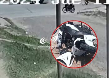 Patrullero dobló en “U” y una moto chocó de atrás a la camioneta
