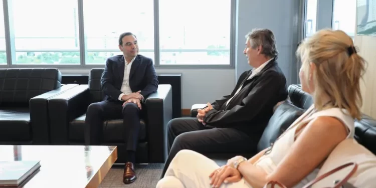 Valdés recibió al titular de la EBY, en el Centro Administrativo