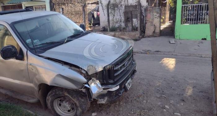 Arrancaron un poste de luz a toda velocidad: estaban borrachos