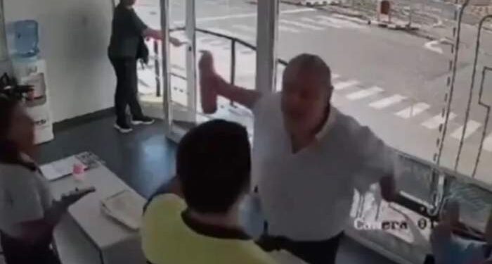 Periodista atacó a agentes de tránsito con un matafuegos porque no pudo renovar el registro