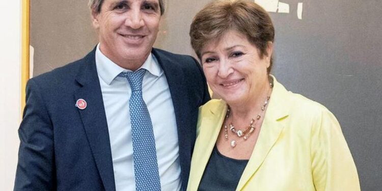 Luis Caputo anunció que el acuerdo con el FMI será por 20.000 millones de dólares