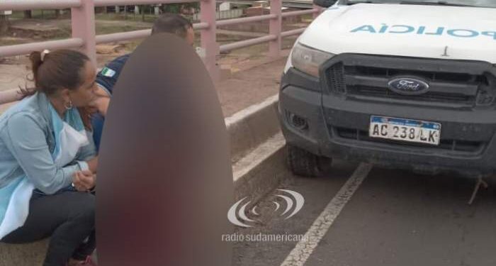 Rescataron a una mujer que quiso lanzarse desde el Puente