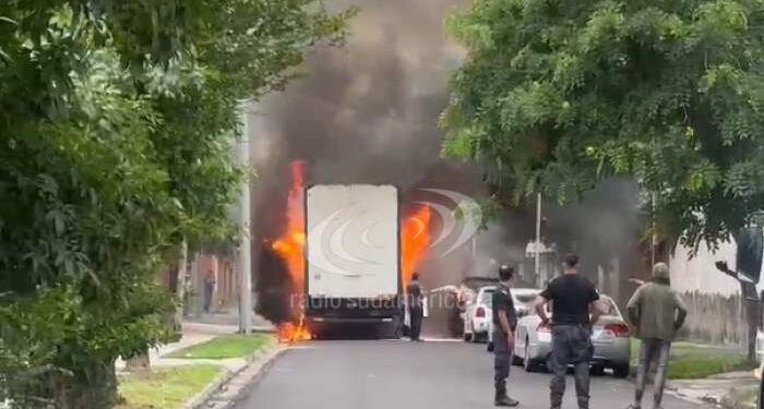 Camión arrancó cables de alta tensión y se incendió en plena calle