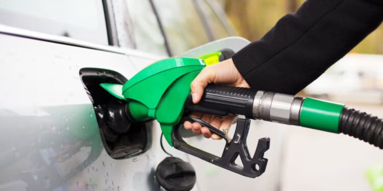 Vuelve a aumentar la nafta desde esta medianoche: la suba rondaría el 2%