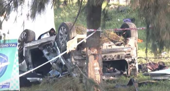 Cinco muertos tras despiste, vuelco y choque de un auto contra un árbol