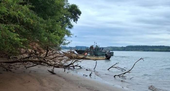 Familia intentó cruzar a Paraguay en canoa pero la embarcación se hundió